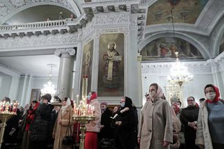 <br>Верующие в Троицком соборе Данилова монастыря в Москве. 19 апреля 2020 года