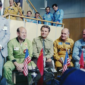 Советские летчики-космонавты Алексей Леонов, Владимир Шаталов и американский астронавт Томас Стаффорд (слева направо) во время беседы с журналистами в Звездном городке. 9 июля 1974 года.