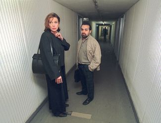 Светлана Сорокина и Виктор Шендерович в коридоре телеканала ТНТ, на котором стали выпускать новости покинувшие телеканал НТВ журналисты. 2001 год.