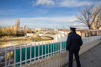 Косовский полицейский у моста через Ибар в Митровице, 13 ноября 2016 года