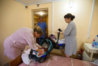Матери с новорожденными детьми пережидают воздушную тревогу в бомбоубежище роддома в Одессе