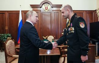 Владимир Путин и подполковник вооруженных сил ДНР Артем Жога — отец Владимира Жоги. 9 мая 2022 года