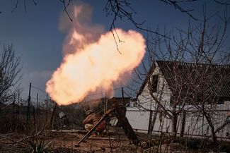 Украинские военные обстреливают российские позиции на передовой под Бахмутом из миномета