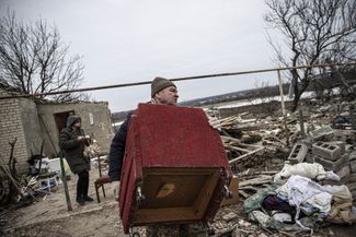 Жители Куприяновки переносят из разрушенных домов уцелевшую мебель