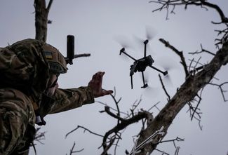 Боец ВСУ запускает FPV-дрон