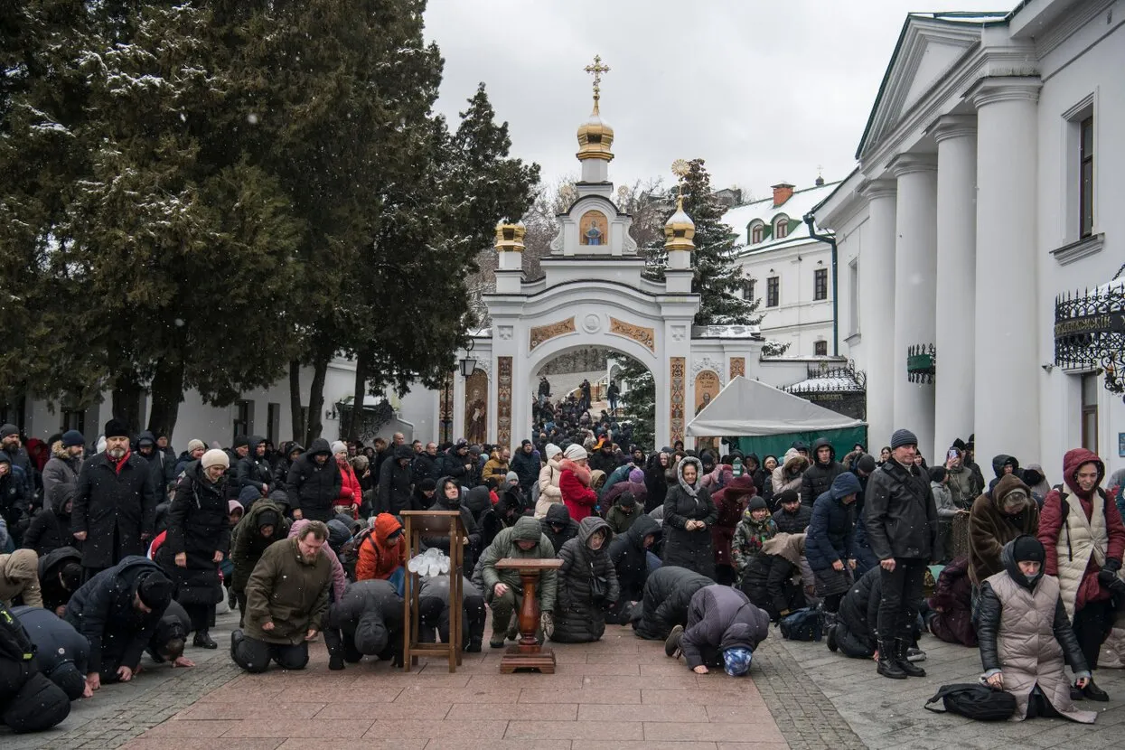 УПЦ отказалась покидать Киево-Печерскую лавру вопреки требованиям властей.  Церковь подала иск в суд. Верующие не пускают в монастырь работников  Минкульта — Meduza