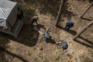 Саперы ГСЧС Украины в лесу под Бородянкой удаляют остатки ракеты, выпущенной по городу российскими войсками