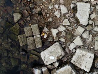 На дне пересохшего Рейна у германского города Вормс видно «голодные камни» — гидрологические ориентиры, которыми отмечались засушливые годы