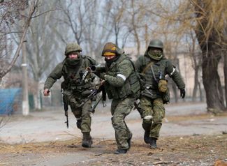 Военнослужащие пророссийских войск ЛДНР несут противотанковый гранатомет во время боя в осажденном Мариуполе