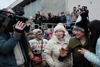 Люди у станции метро «Сенная площадь» в Петербурге, 3 апреля 2017 года