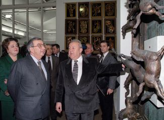 1998. Prime Minister Yevgeny Primakov views the works of sculptor Zurab Tsereteli.