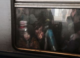 Украинские беженцы покидают Киев. 5 марта 2022 года