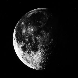 Стеклянная фотопластина с изображением Луны, полученная Уорреном-де ла Рю между 1858 и 1862 годами. Луна в фазе последней четверти была сфотографирована через 33-сантиметровый телескоп на стеклянную пластину, покрытую слоем мокрого коллодия с кристаллами галогенида серебра. В отличие от более поздних фотографических пленок, эта технология фотографии требовала экспозиции длительностью несколько минут, и чтобы движение Луны по земному небу не привело к смазыванию изображения, астроном применял часовой механизм поворота телескопа с фотокамерой, установленных на экваториальной монтировке.