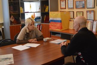 Nizhny Novgorod City Duma deputy Anna Tatarintseva meets with a constituent, December 2016