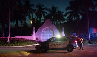 Полиция перед резиденцией Трампа Мар-а-Лаго во Флориде. 8 августа 2022 года<br>