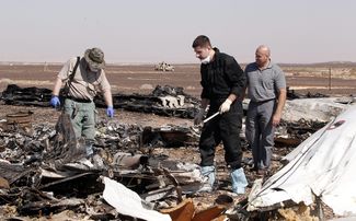 Российские эксперты осматривают обломки самолета на месте крушения. Синайский полуостров, Египет, 1 ноября 2015 года