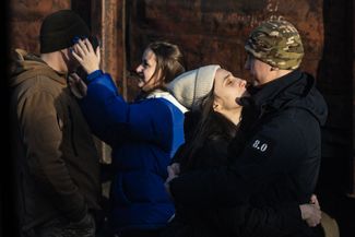 Прощание с украинскими военными на железнодорожной станции в Краматорске