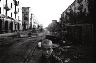 Ребенок на улице Мира в Грозном. Август 1996 года
