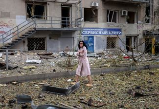 Жительница Харькова во время спасательных работ в районе, пострадавшем от удара <br>
