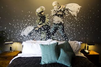 Граффити Бэнкси в номере отеля: израильский солдат и палестинец дерутся подушками