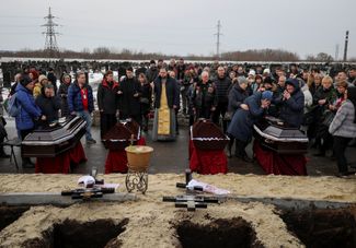 Родственники и друзья на похоронах семьи Ольги Путятиной 