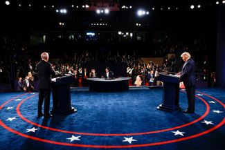 Байден и Трамп на вторых президентских дебатах. Нэшвилл, Теннесси, 22 октября 2020 года