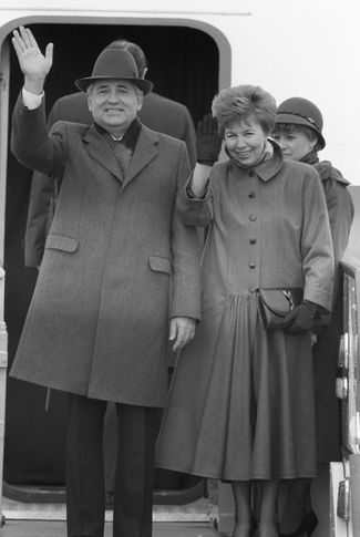 Генеральный секретарь ЦК КПСС Михаил Горбачев с женой Раисой прощаются с Великобританией после государственного визита. Апрель 1989 года