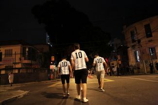 Фанаты сборной Аргентины в футболках с номером Месси после финала ЧМ-2014. Тогда Аргентина проиграла Германии. Это единственный финал ЧМ в карьере Месси