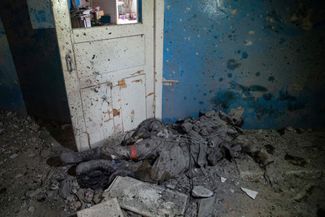 Тело российского солдата на полу в разрушенной больнице села Петропавловка под городом Купянском Харьковской области