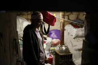 67-летняя Любовь Дорошенко в укрытии, расположенном в ее доме
