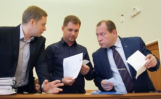 Председателю «Комитета против пыток» Игорю Каляпину (справа) не удалось добиться исключения организации из списка «иностранных агентов». Нижний Новгород, 8 июля 2015-го