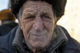 75-летний житель Бахмута Анатолий в очереди за гуманитарной помощью