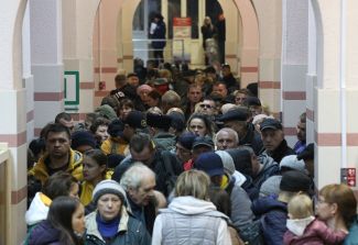 Evacuated residents of Kherson at the station in Jankoy, Crimea, October 22, 2022