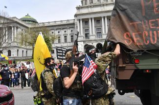 Вооруженные участники митинга за снятие карантина в Пенсильвании. Харрисбург, штат Пенсильвания, 20 апреля 2020 года