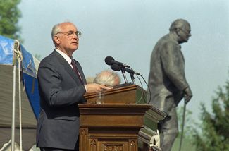 Горбачев выступает в Вестминстерском колледже в Фултоне (в этом городе в штате Миссури Уинстон Черчилль когда-то произнес речь о железном занавесе), 6 мая 1992 года