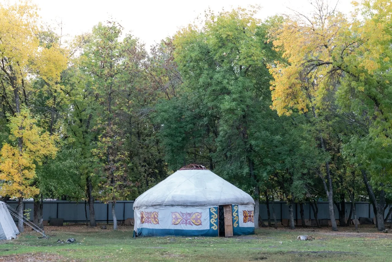 Россияне массово бегут в Казахстан. Они ночуют в степи, живут в машинах — и  готовы отдать последние деньги, чтобы не идти на войну Фотографии «Медузы»  — Meduza