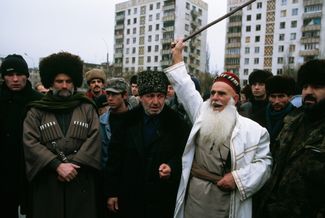 Жители Чечни во время войны за независимость республики Ичкерия. 1995 год
