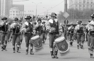 Марширующих ветеранов поддерживал оркестр из Германии
