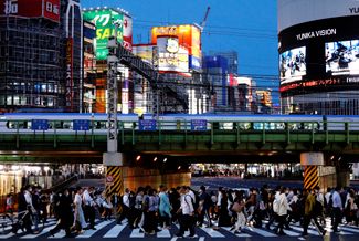 Люди переходят улицу в токийском районе Синдзюку, 3 июня 2021 года. 15 июля число новых случаев коронавируса в Токио <a href="https://www.japantimes.co.jp/liveblogs/news/coronavirus-outbreak-updates/" target="_blank">достигло</a> 1308 — это максимум почти за полгода. 