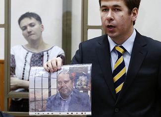 Адвокат Новиков демонстрирует фото Павла Карпова