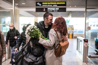Руслан Шаведдинов со своей девушкой, пресс-секретарем Алексея Навального Кирой Ярмыш в аэропорту Домодедово. 23 декабря 2020 года