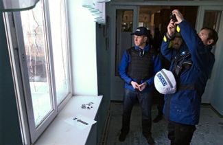 Наблюдатели ОБСЕ изучают последствия обстрела деревни Старомихайловка (окрестности Донецка) украинской армией. 18 февраля 2016-го