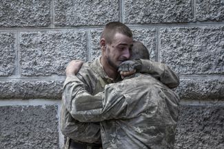 Украинские военные обнимают друг друга после боя, в котором, как сообщает автор снимка, погибли все их сослуживцы. Северск