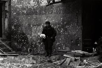 Российский солдат у стены Президентского дворца в Грозном. Март 1995 года