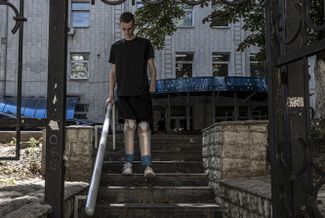 19-летний сержант ВСУ Даниил Мельник, потерявший на войне обе ноги, левую кисть и четыре пальца на правой, проходит реабилитацию в Киеве. Теперь Мельник хочет стать военным психологом и дальше служить в армии<br>