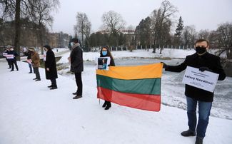 Участники акции с литовским национальным флагом и плактом «Свободу Навальному», написанным по-литовски