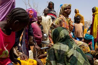 Суданские беженцы в очереди за питьевой водой в лагере Фарчана на территории Чада, 8 апреля 2024 года