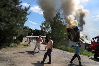 Дом в частном секторе Харькова горит после обстрела города российскими войсками