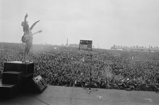 Гитарист группы Slade Дейв Хилл на «Монстрах рока» в Великобритании
