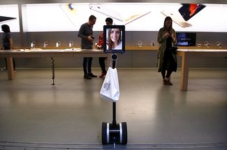 Люси Келли на экране робота. В пакете — покупка